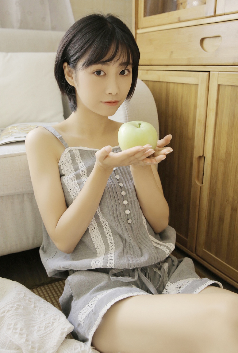 90后肌肤白皙美少女居家超短裤美腿诱惑私房照