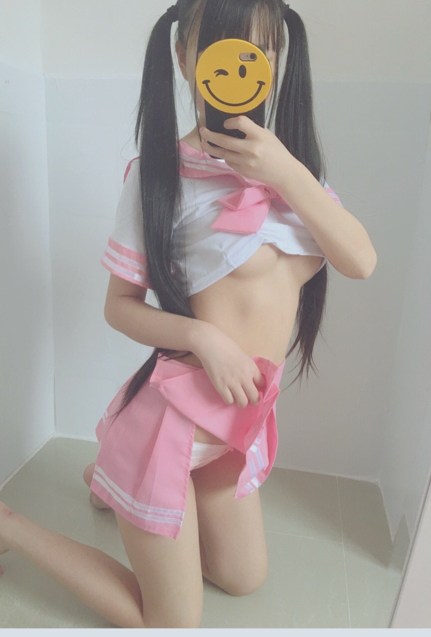 长长的马尾辫，学校的制服