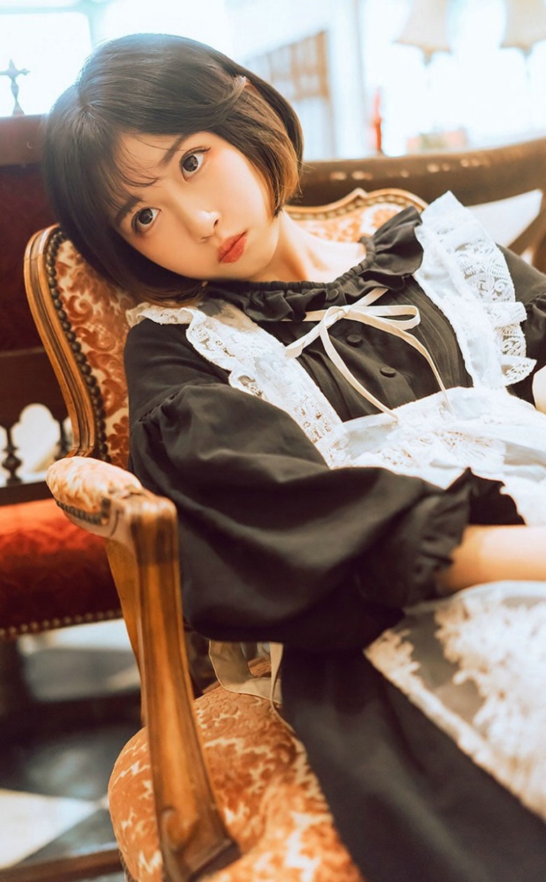 长相甜美可爱少女女仆装私房写真